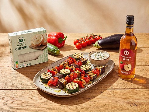 Brochettes de légumes d'été au barbecue, sauce chèvre et vinaigre de cidre U