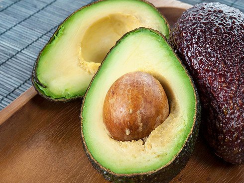 Avocat : quels sont les bienfaits de ce super fruit sur la santé et la peau ?